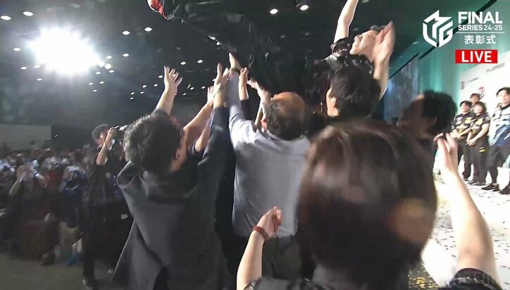 【写真・画像】近藤誠一が胴上げで高く舞い上がった! 今期で監督を退任…選手との約束果たす歓喜の胴上げ「やっぱり誠一さんよ!」「恒例になりそう」/麻雀・Mリーグ 2枚目