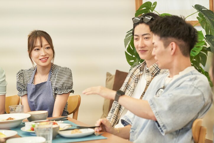 スタイル抜群の25歳現役グラドル、ミニスカエプロン姿で手料理披露！ 家庭的なギャップにイケメン経営者がメロメロ