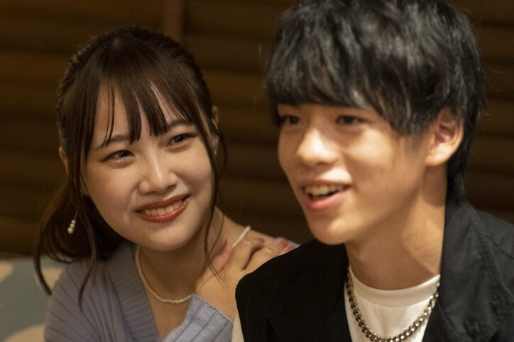 あざと可愛すぎる鬼モテJK・まじゅ、年下男子と腕を絡ませ密着2ショット「距離が近くて嬉しい」『恋ステ 2022秋 ～Honey Soda Story～』#8