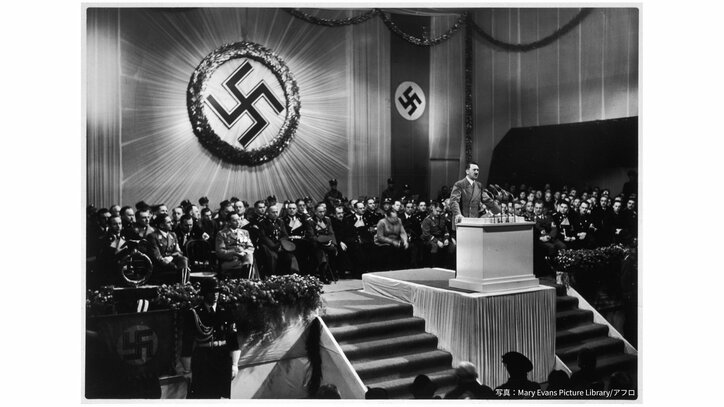 1938年12月3日／ライヒェンベルク（現在のチェコ・リベレツ）で演説するアドルフ・ヒトラー