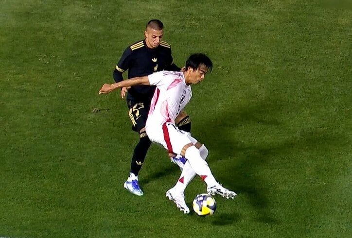 ターンする三笘薫