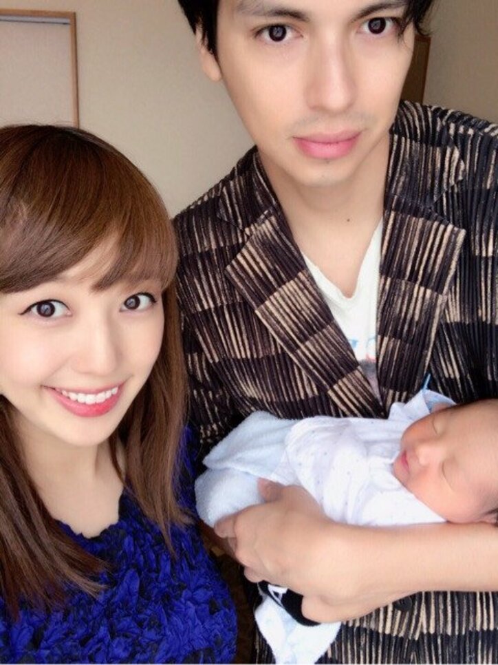 川崎希が退院を報告 夫 アレクが息子を抱き 家族3ショット を公開 話題 Abema Times