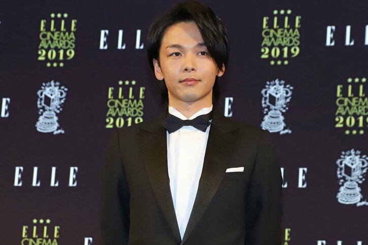 中村倫也「今日は五割増し。これが限界」ディオールのタキシードで映画賞授賞式に登場