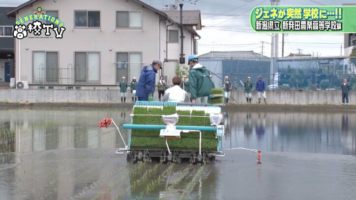 関口メンディー、田植え実習で「サンシャインメンディー」に変身
