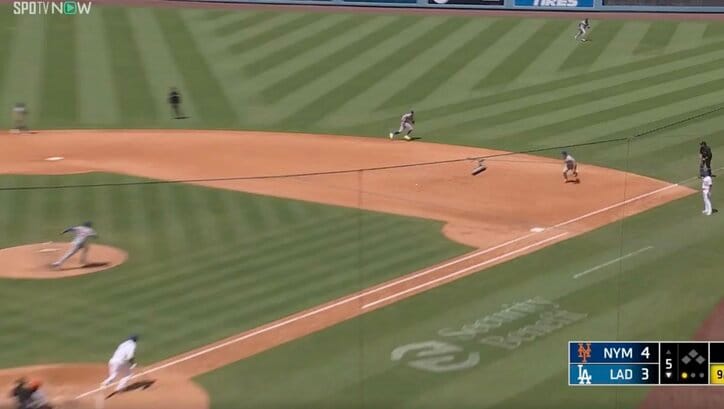 【写真・画像】一体、何が起きた…！？ 大谷翔平、弾丸ヒット直後に“まさかの光景”「マジか」 相手投手に見せたリアクションが話題に「許されるの大谷さんだけw」　1枚目