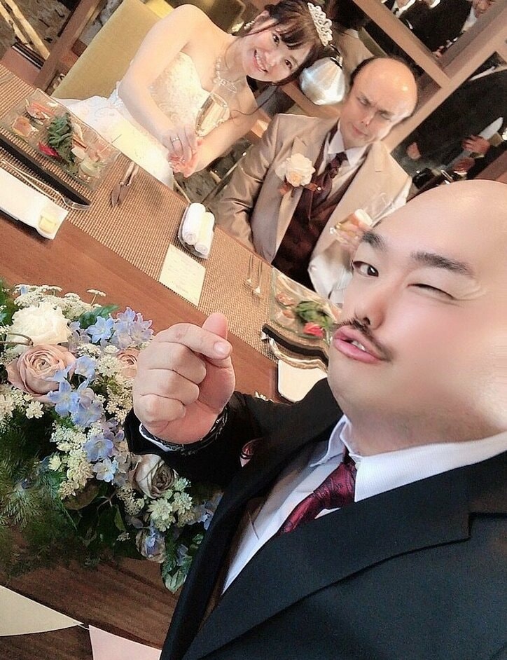 クロちゃん 後輩芸人の結婚式へ参列し3ショットを公開 結婚式の時だけ 奥さんも載せていいと言われた 話題 Abema Times