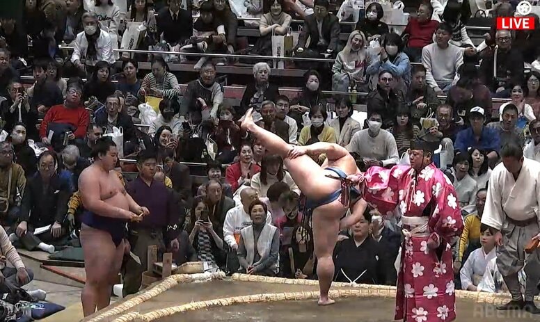 “美四股”の向こうに“チラリ”美しい女性著名人の姿 ピンクのお召し物の気品が際立った瞬間