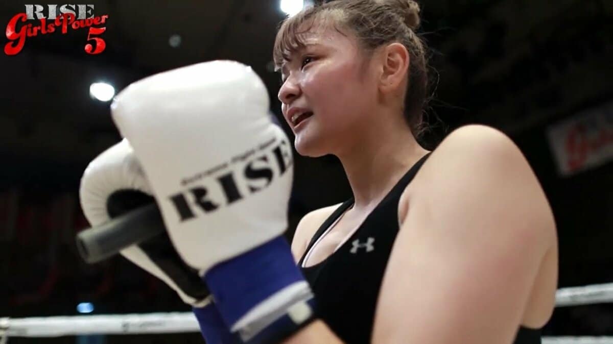 8頭身美脚ファイター・AKARIがTKO勝利 試合続行に心配の声も