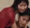 「小さすぎる水着」が話題！BreakingDownリポーターグラドル、イケメン男性に体を密着させベッタリ！「隣、ウチがいい」