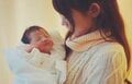 36歳でおばあちゃんに…45歳美魔女の美貌に驚きの声「かわいい!」「おばあちゃんじゃないね!」
