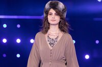 マギー、スケスケのセクシーレースドレス姿を披露「大胆」「色っぽい」と話題に