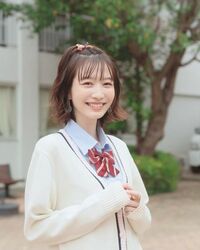 岡本夏美の“ボブヘア”のキュートな制服姿に「笑顔もスタイルも全て完璧」「可愛すぎ最高」と絶賛の声