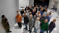 「右も左もハゲばかり…」父を後頭部だけで探せ！35人のハゲがメリーゴーランドを回る前衛的すぎる感動回