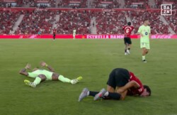 「さすがにレッドカードやろ！」バルサFWの“やりすぎ後方タックル”に大ブーイング！「マジで危ない」「審判が問題」相手スタッフが詰め寄って一触即発