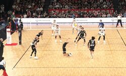 男子バレー、ありえない“エビ反り”トス！ 見たことない体勢＆トスから決めた衝撃スパイク 究極の連係プレー