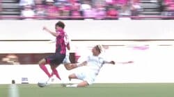 「レッドだろあんなの」「足裏は見せてない」長崎MFがハードな“後方タックル”でカウンターストップ→イエロー判定でファン物議