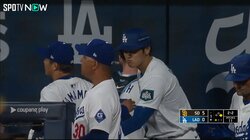 大谷翔平、KO直後の山本由伸に激励の"尻タッチ"試合中には笑顔でトーク ベンチ内で見せた頼もしい「先輩感」