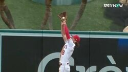 「ショーヘイ、休んでてイイよ！」今季初スタメンのフィリップス、ホームランキャッチで勝ち越し許さず 勝利貢献で大谷翔平の完全休養をアシスト