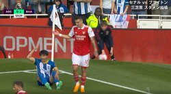 三笘薫が判定にブチギレ「なんでだよ！」 手を広げてファウルをアピールするも認められず地面を叩いて激怒「めっちゃ押してるやん」