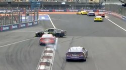 「あっぶねえ！」コース中央でカムリがドーナツターン！？ ギリギリ回避も解説者が注意喚起「逆走ですよ」