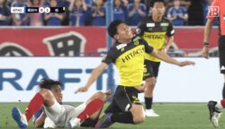 驚愕…Jリーグで“２連続の危険プレー”が警告なし衝撃判定！「荒すぎるだろ」「なんでカードでないの？」「アドバンテージで流すのはいいけど…」