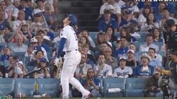 一体、何が起きた？ 大谷翔平に“想定外の珍ハプニング”「珍しいな」「これは痛い…」自打球2発直撃→大絶叫、フラフラしてしまう… ファン騒然