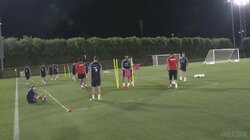 「おい、脱げないぞ！」練習場で珍事発生 “スパイク騒動”にFIFA公式映像も注目