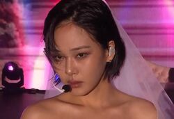 ウェディングドレスを一瞬で脱ぎ捨て早着替え！BIBI、艶めかしく大胆なパフォーマンスに会場騒然「セクシー」「かっこよすぎる神ってる」