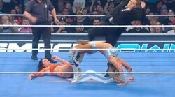 失敗した？ 100キロ超え女子レスラーが相手にダイブ→間に合わずひざが“ぐにゃり”で物議…「今の絶対痛いだろ」本人は試合後に釈明も