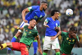 【W杯｜この試合この1枚】セレソンが見せたフィジカルのぶつかり合い　信頼を勝ち取るための“暗黙の了解”