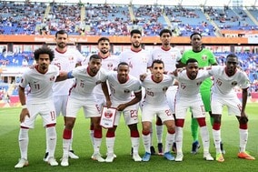 「美しすぎる」W杯開催国カタール代表の新ユニホームにファン歓喜！「エレガント」