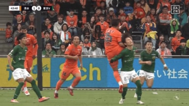 「カード相当」肘が後頸部に直撃…「ジャンピングニードロップは駄目」エスパルスMFとヴェルディMFの危険な接触にファン騒然