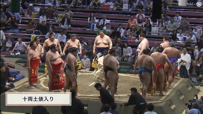 【写真・画像】「こんなの初めて見た」大相撲でハプニング発生　力士の土俵入りも“焦る”館内放送に騒然「めっちゃ速い」「巻いとるw」　1枚目