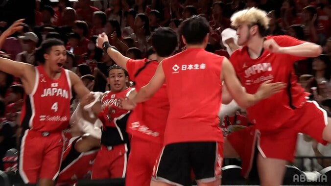 「惚れちゃう！」211cm相手に“片手スラムダンク”炸裂！「まるで流川楓」「良い意味で日本人っぽくない」吉井裕鷹が豪快弾→ベンチもお祭り騒ぎ【バスケ男子代表】 3枚目