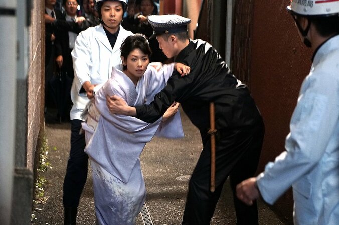 真木よう子が艶やかなクラブのママに　映画『孤狼の血』新場面写真 3枚目