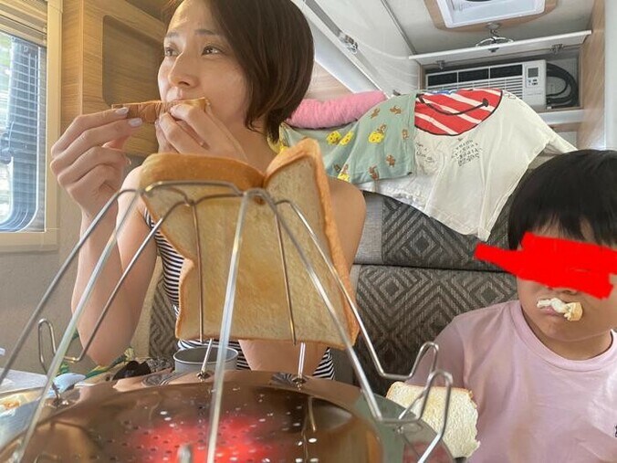  宮崎謙介、家族で車内で堪能した朝食「こんがりふっくら」  1枚目