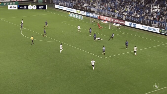 「何だこれ！」神戸FWの“スーパーボレー弾”に騒然「よく枠に蹴れるな」「月間ベストゴール候補」斜めからのボールを叩いた瞬間 4枚目