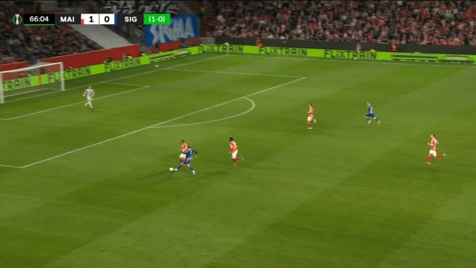 一瞬で詰めてボール奪取