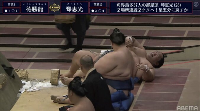 館内騒然、元若乃花はやや困惑の珍事…土俵を踏み外した徳勝龍が背中から落下「きのう琴恵光だったのが、きょうは…」 1枚目