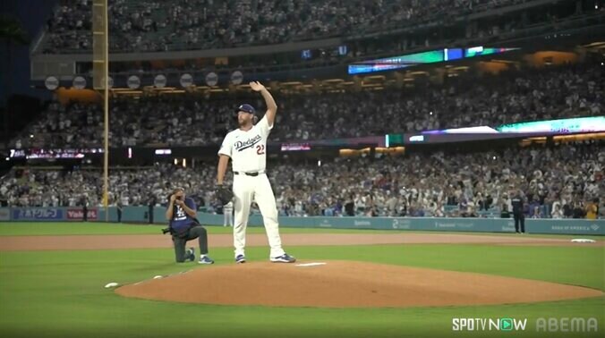 「来いよ！」カーショー、合図も本拠最終登板前に“異例”感動光景 ド軍ナインが“誰も守備に就かず”…粋な演出で示した敬意 4枚目