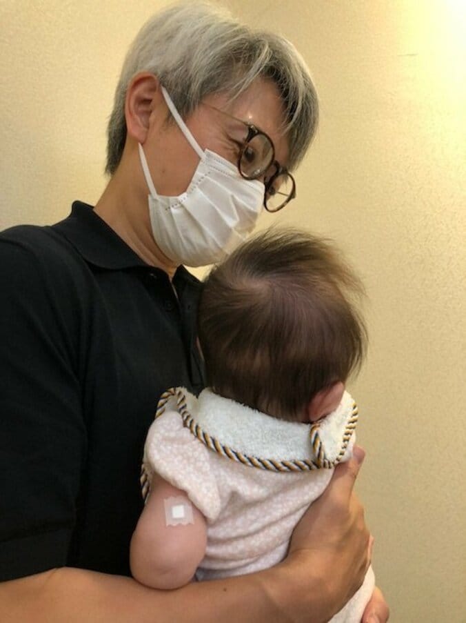 登坂淳一、3・4か月健診での娘の様子「看護師さんに拍手されていた」 1枚目