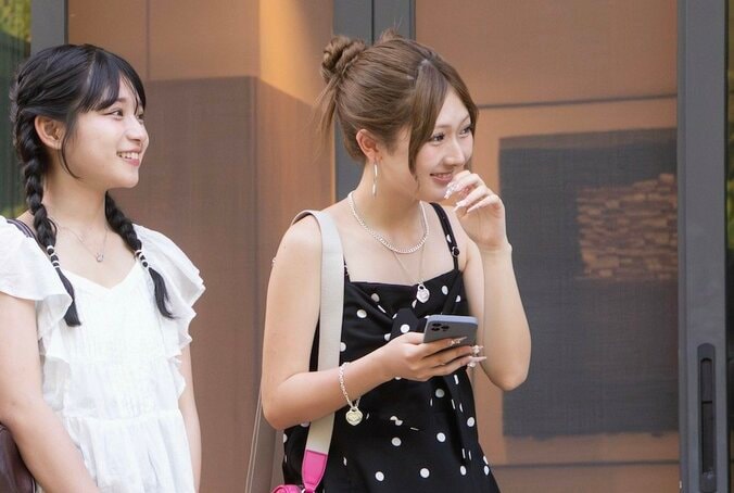 高2“白ギャル”JK、可愛すぎる私服と水着姿に反響