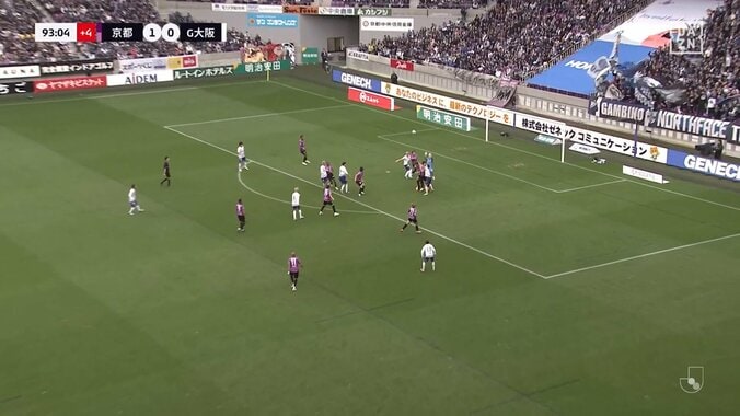 「やっちゃった」試合後に涙…京都GK、勝利目前に痛恨キャッチミスで失点→PK戦“魂のセーブ”で汚名返上！「執念を感じたよ」 5枚目