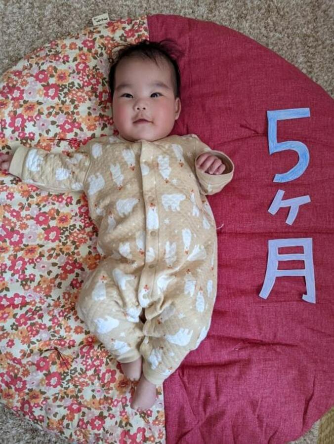  チェリー吉武、娘の生後5か月を報告「夜泣きもし、首もすわりました」  1枚目