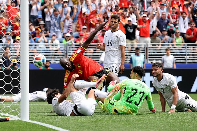 【写真・画像】スペインが沈黙！W杯初出場の40歳守護神、驚異の“ワンハンドセーブ”にSNS沸騰「このGK何者？」右手一本で弾き出す　1枚目