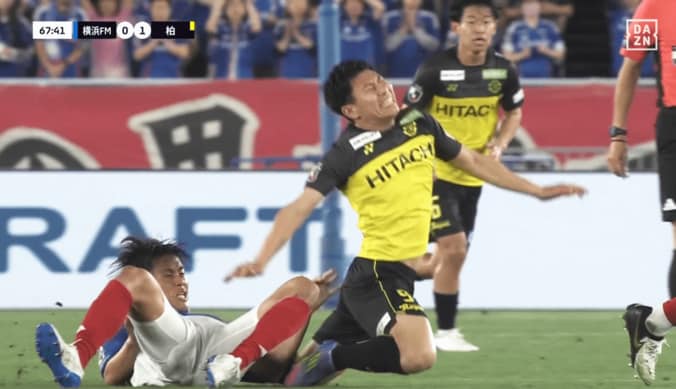 【写真・画像】「なにやってんだ…」J1リーグの“衝撃オウンゴール”にファン騒然！「焦りすぎ」「歴史に残る映像」「全員ズコーッだわw」痛恨すぎたオーバーヘッド失敗の瞬間　1枚目