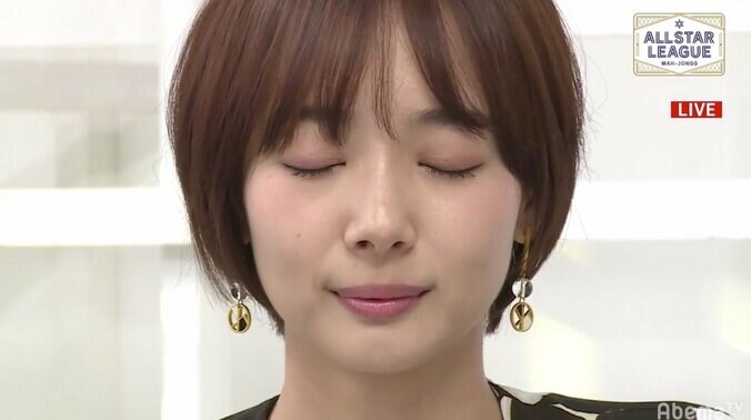 モデル兼プロ雀士　岡田紗佳がドラフト指名祝う「サクラメイク」を披露 2枚目