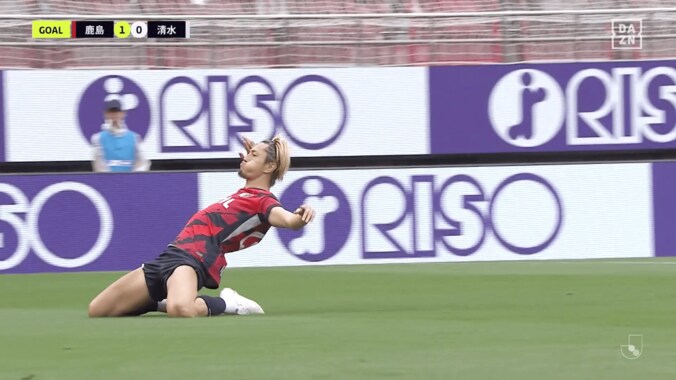「ゲームみたいなゴールだ！」鈴木優磨が衝撃決勝弾！“４人無力化ゴロシュート”にファン仰天「それ決めるんか」「Jの膝スラで一番キレイ」 2枚目