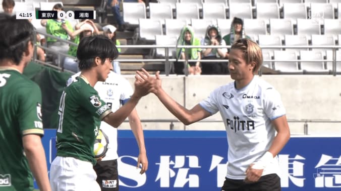 「泣ける…」Jリーグの“夢の兄弟対決”が胸熱！「母の日に最高のプレゼント」福田湧矢・翔生の激しいデュエル→ハイタッチ＆抱擁が話題「スラムダンクを思い出す」 3枚目