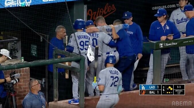 ド軍激震！ ラッシングの負傷退場に大谷翔平も沈痛な面持ち ロバーツ監督の肩を借りダグアウト奥へ…球団は“打撲”と発表、捕手離脱相次ぐ 4枚目